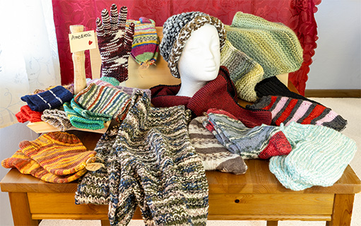 Handgestrickte Pullover und Schals